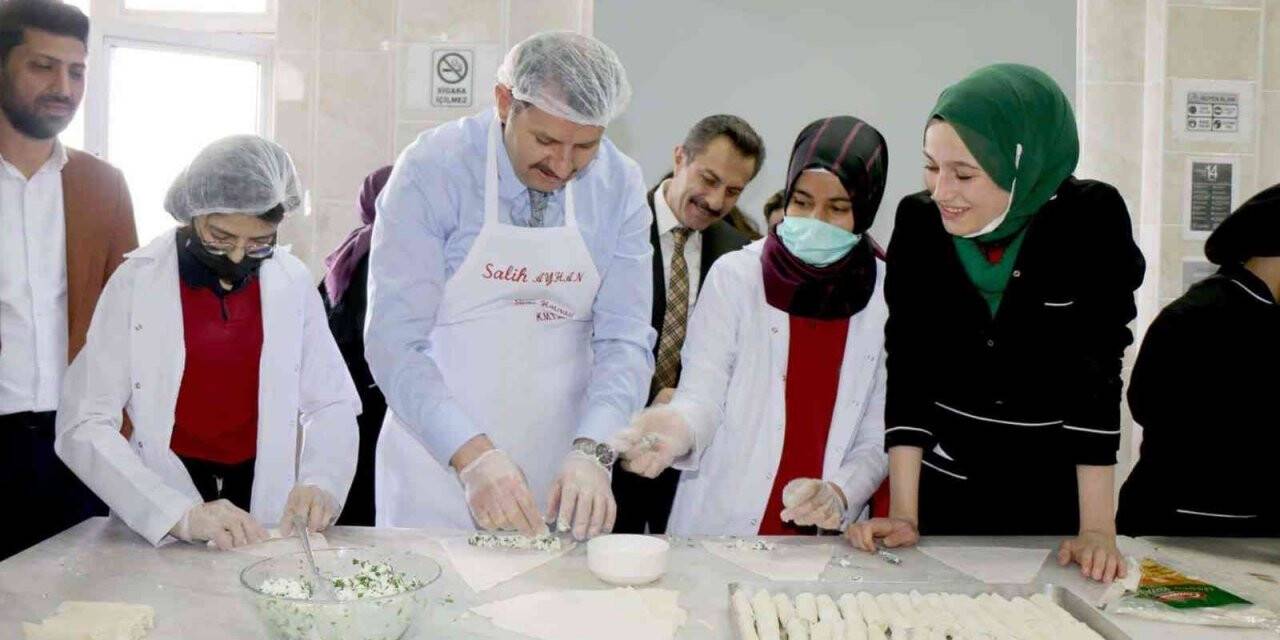 Vali Ayhan, öğrencilerle börek yaptı