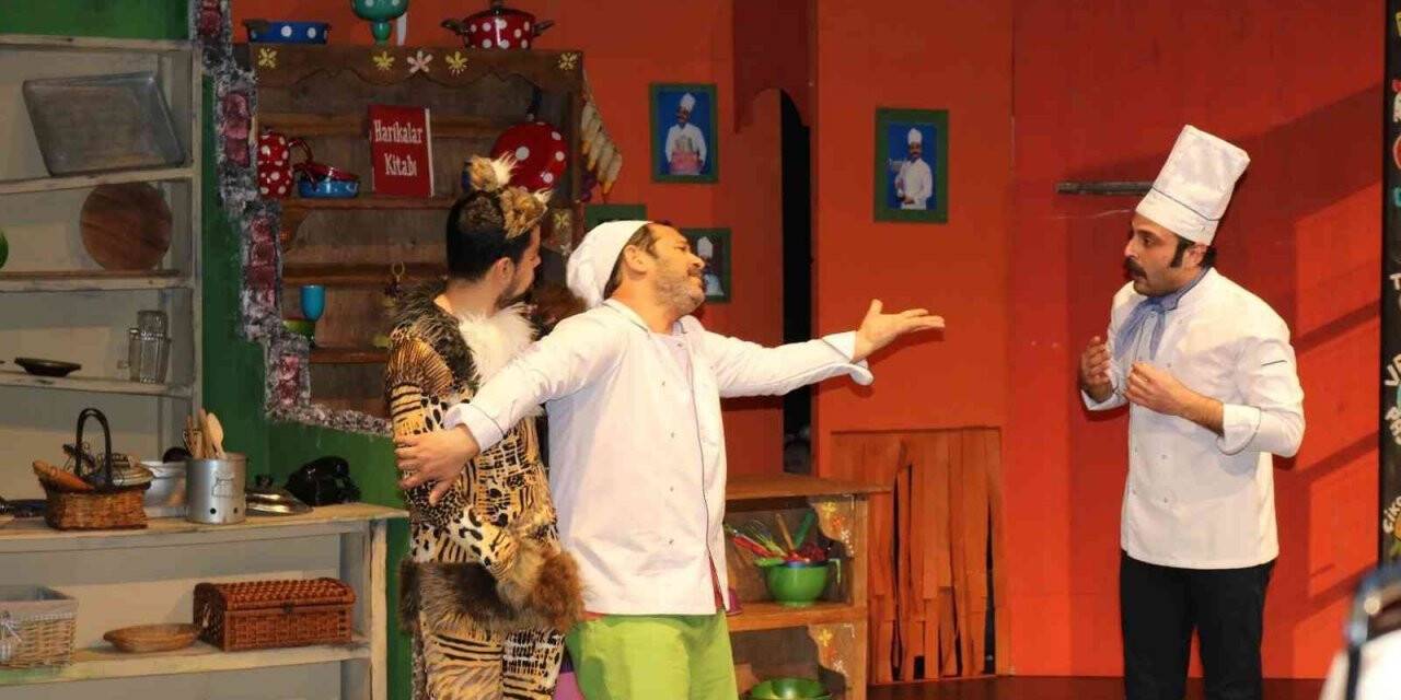 Öğrenciler tiyatroyla buluşmaya devam ediyor