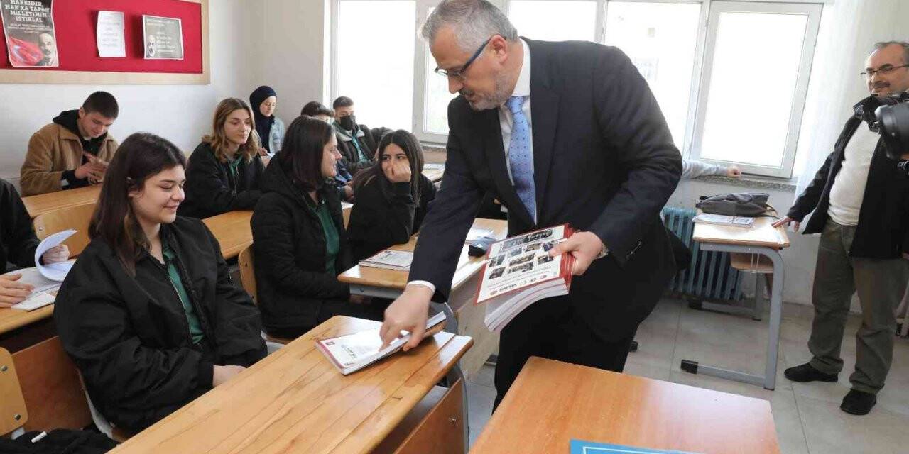 Başkan Kılıç’tan gençlere TYT soru bankası