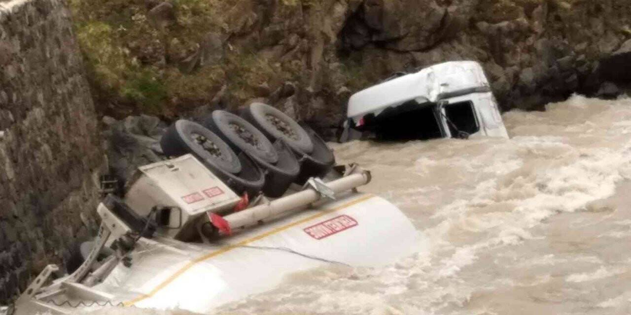 Lastiği patlayan akaryakıt yüklü tanker dereye yuvarlandı: 1 yaralı