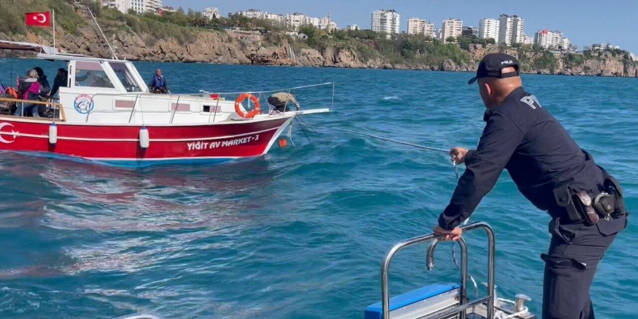Açıldıkları tekne ile falezlere çarpmak üzere olan 9 kişinin imdadına deniz polisi yetişti