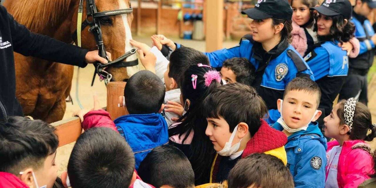 Sultanbeyli’de polis ekiplerinden çocuklara 23 Nisan sürprizi