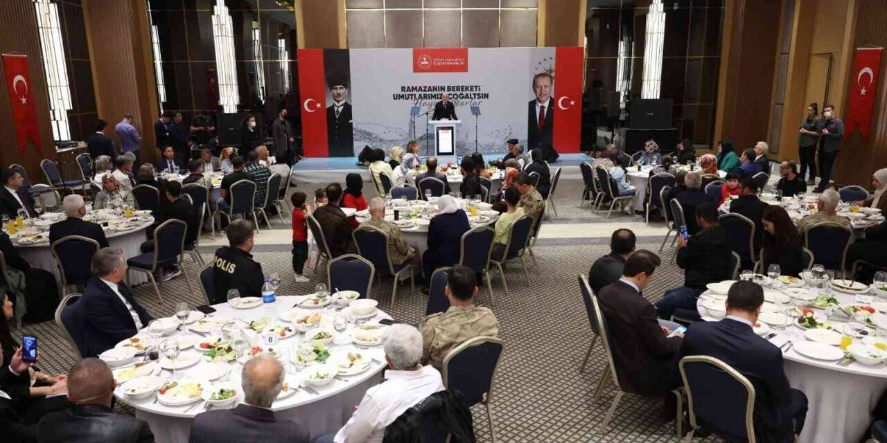 İçişleri Bakanı Soylu, Diyarbakır’da evlat nöbetindeki ailelerle iftarda bir araya geldi