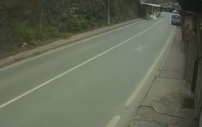 Beykoz’da İETT otobüsünün kayalıklara daldığı kaza kamerada