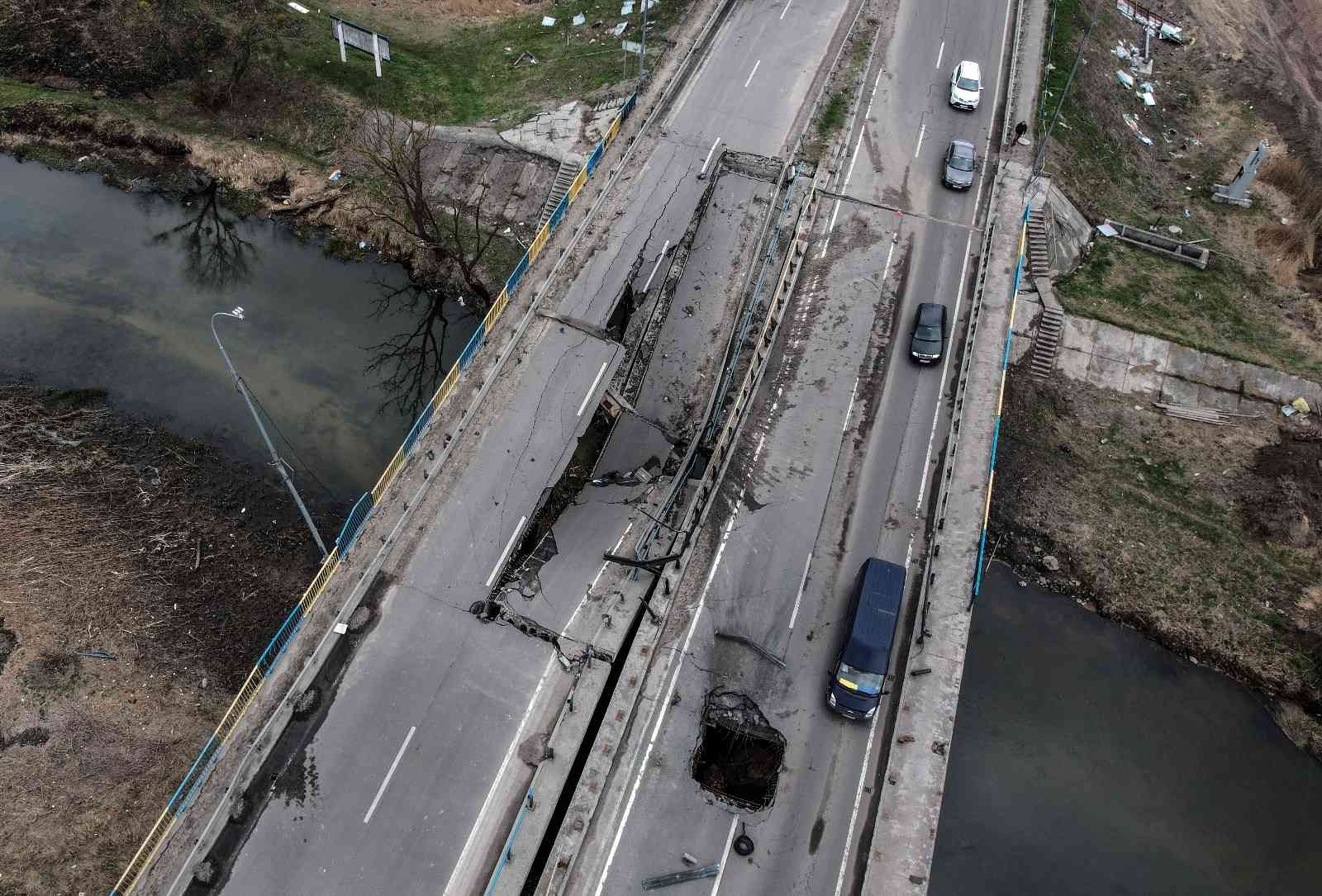 Ukrayna’da havaya uçurulan köprülerde sivillerin zorlu yolculuğu