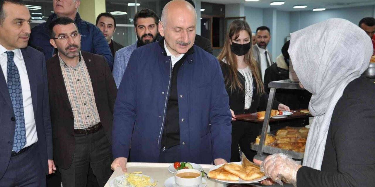 Bakan Karaismailoğlu, sahurda gençlerle buluştu