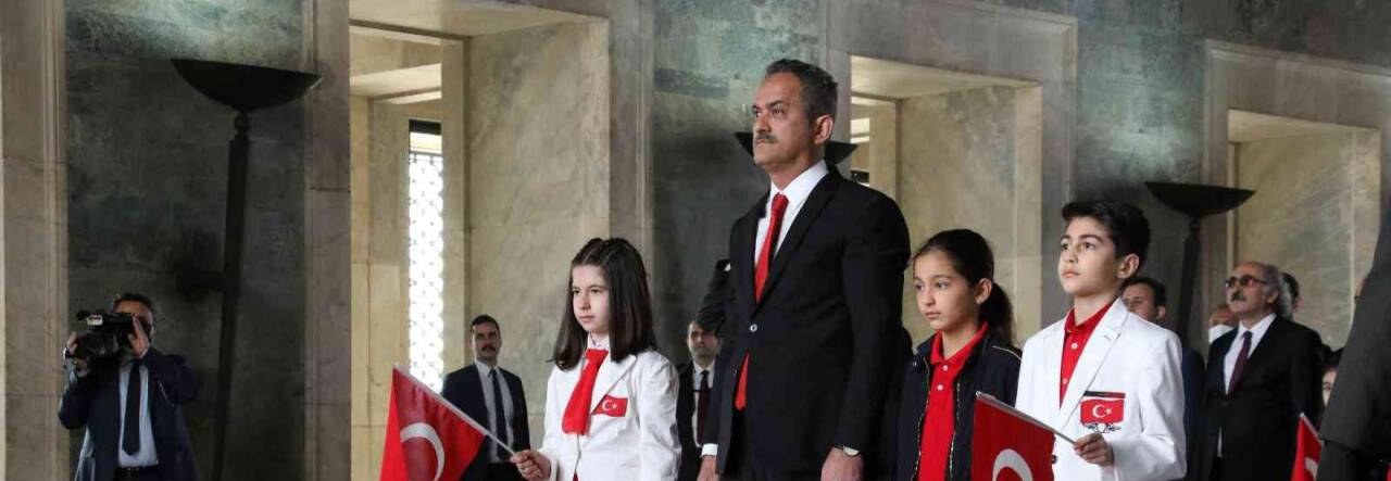 Milli Eğitim Bakanı Özer, 23 Nisan Ulusal Egemenlik ve Çocuk Bayramı dolayısıyla Anıtkabir’de