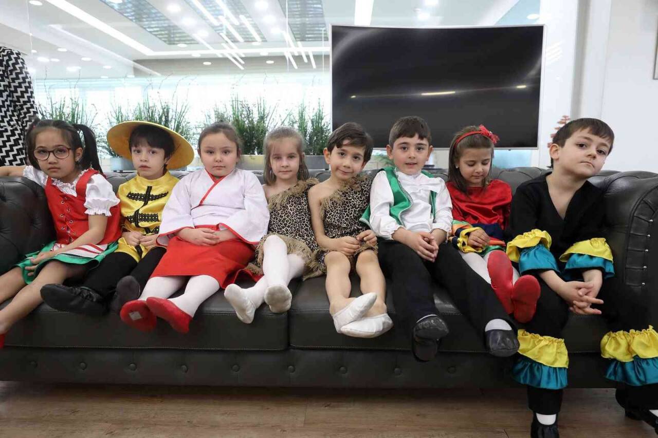 Minikler 11 ülkenin kıyafetlerini giydi