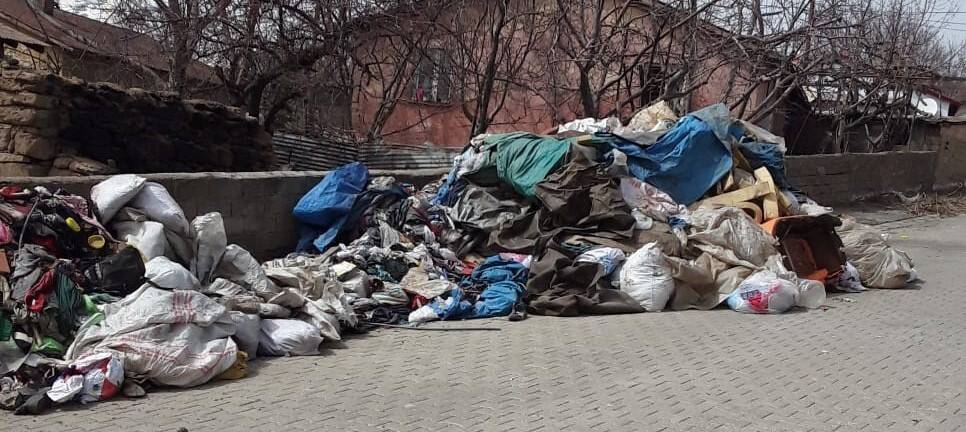 60 yaşındaki kadının evinden 2 kamyon çöp çıkarıldı