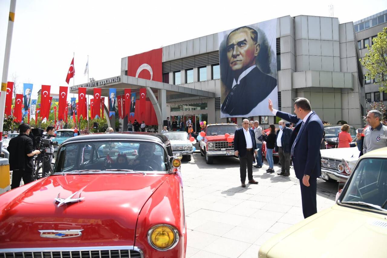 23 Nisan coşkusu klasik otomobillerle Kadıköy sokaklarına taştı