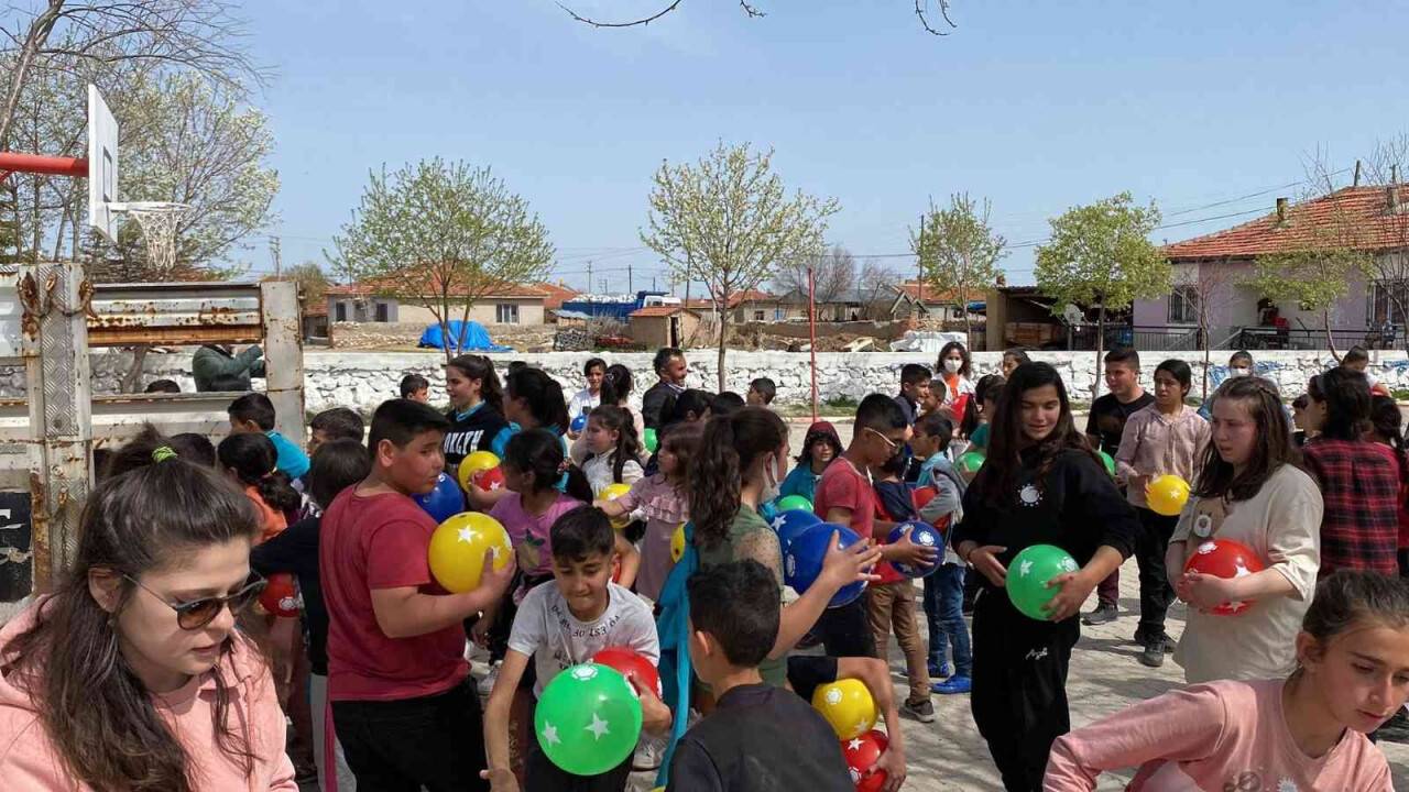 Çocuklara bir kamyonet dolusu oyun topu dağıttı