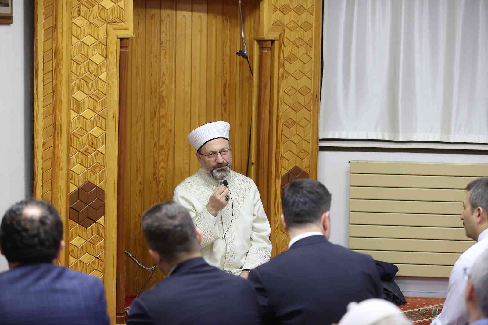 Diyanet İşleri Başkanı Erbaş, DİTİB Yunus Emre Camii’nde teravih namazı kıldırdı