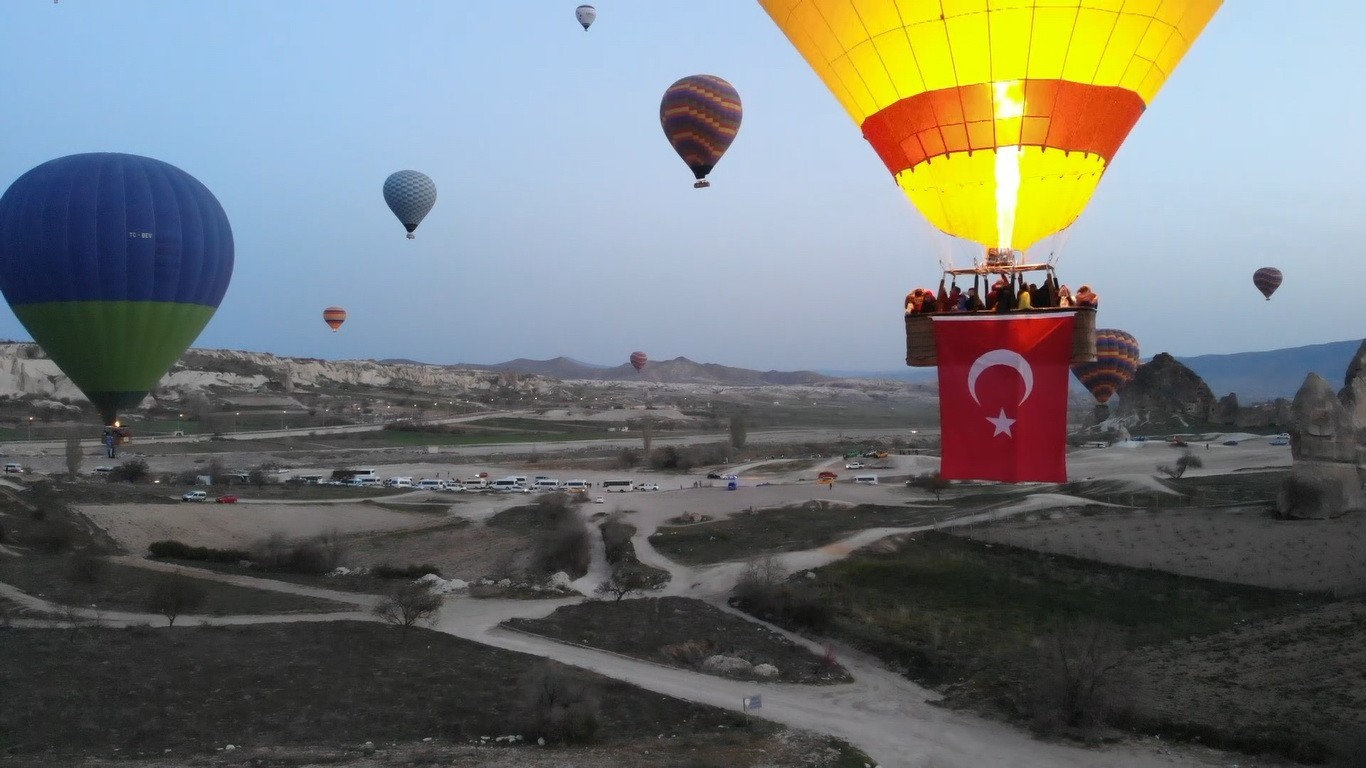 Kapadokya’da balonlar Türk bayrakları ile havalandı