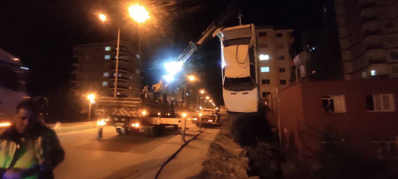 Çay içerken şok yaşadılar: Bahçelerine araç uçtu