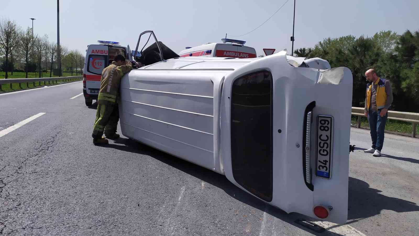 Basın Ekspres’te minibüs takla attı: 2 yaralı