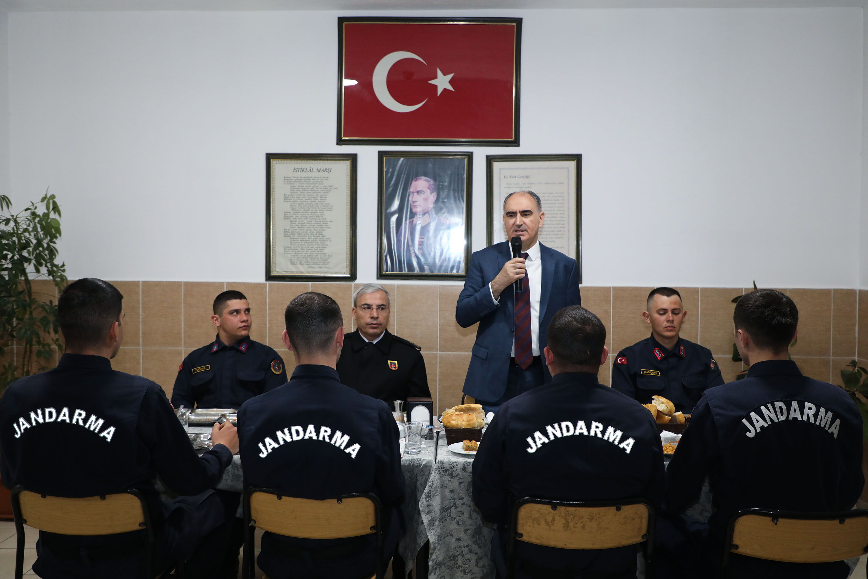 Vali Özkan İl Jandarma Komutanlığıyla bir araya geldii