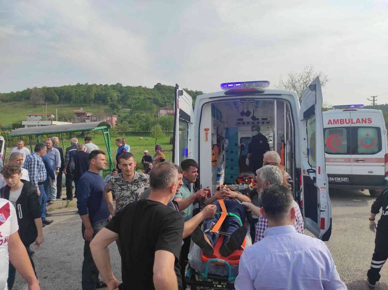 Kamyon ile otobüs çarpıştı, çok sayıda yaralı var