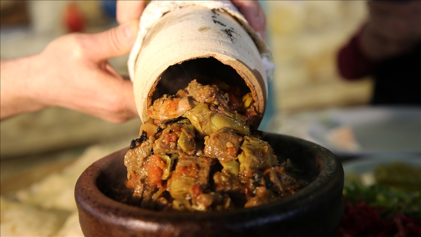Nevşehir'in tescilli kebabına Avanos testisi lezzet katıyor