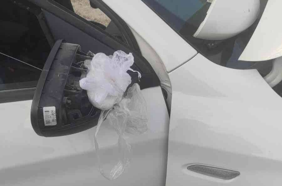Uyuşturucuyu otomobilin aynasına sakladılar