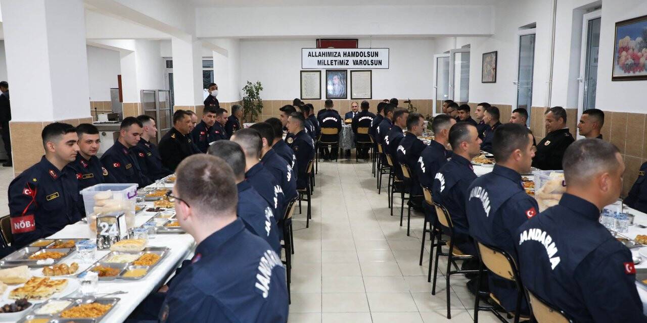 Vali Özkan jandarma ile iftar yaptı