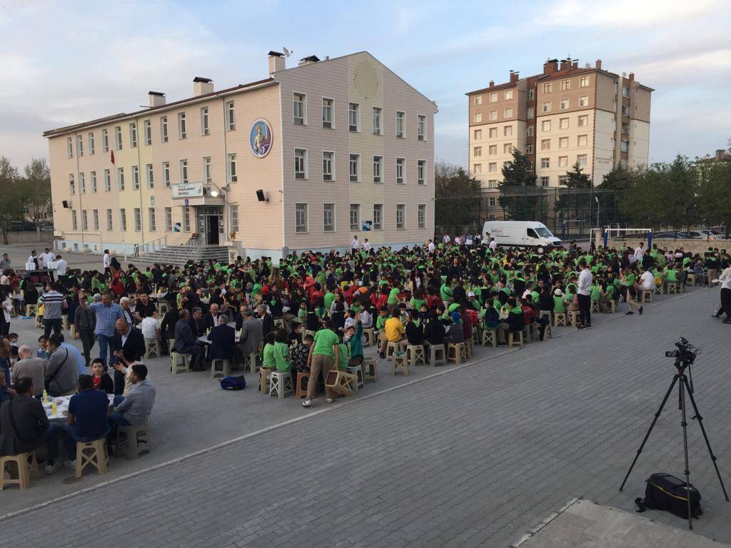 Konya'da okulda iftar yapan öğrenciler 'meddahla' eğlendi