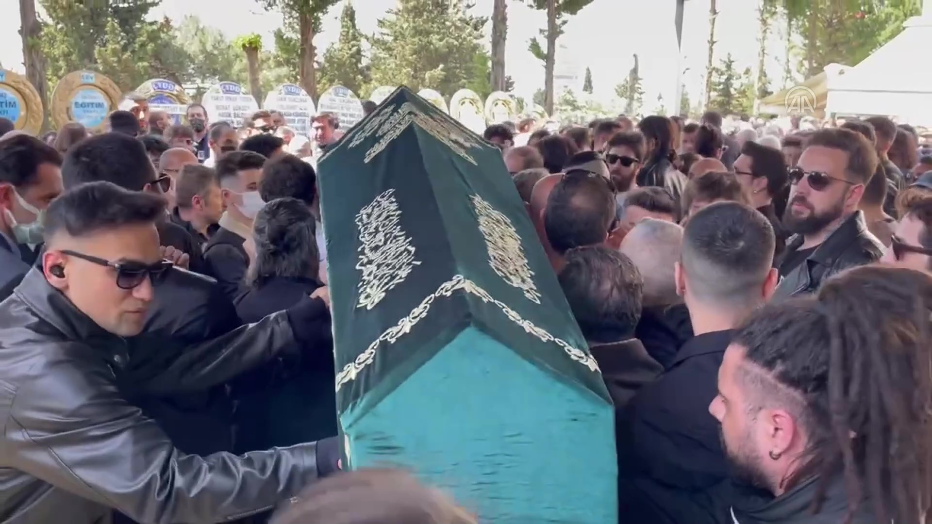 İstanbul'da balkondan düşerek ölen rap şarkıcısının cenazesi defnedildi