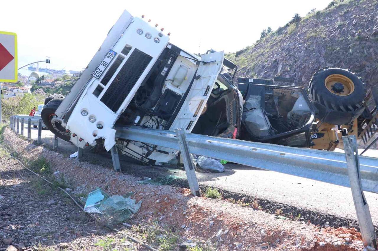 Freni tutmayan çekici, üzerindeki iş makinesiyle birlikte devrildi