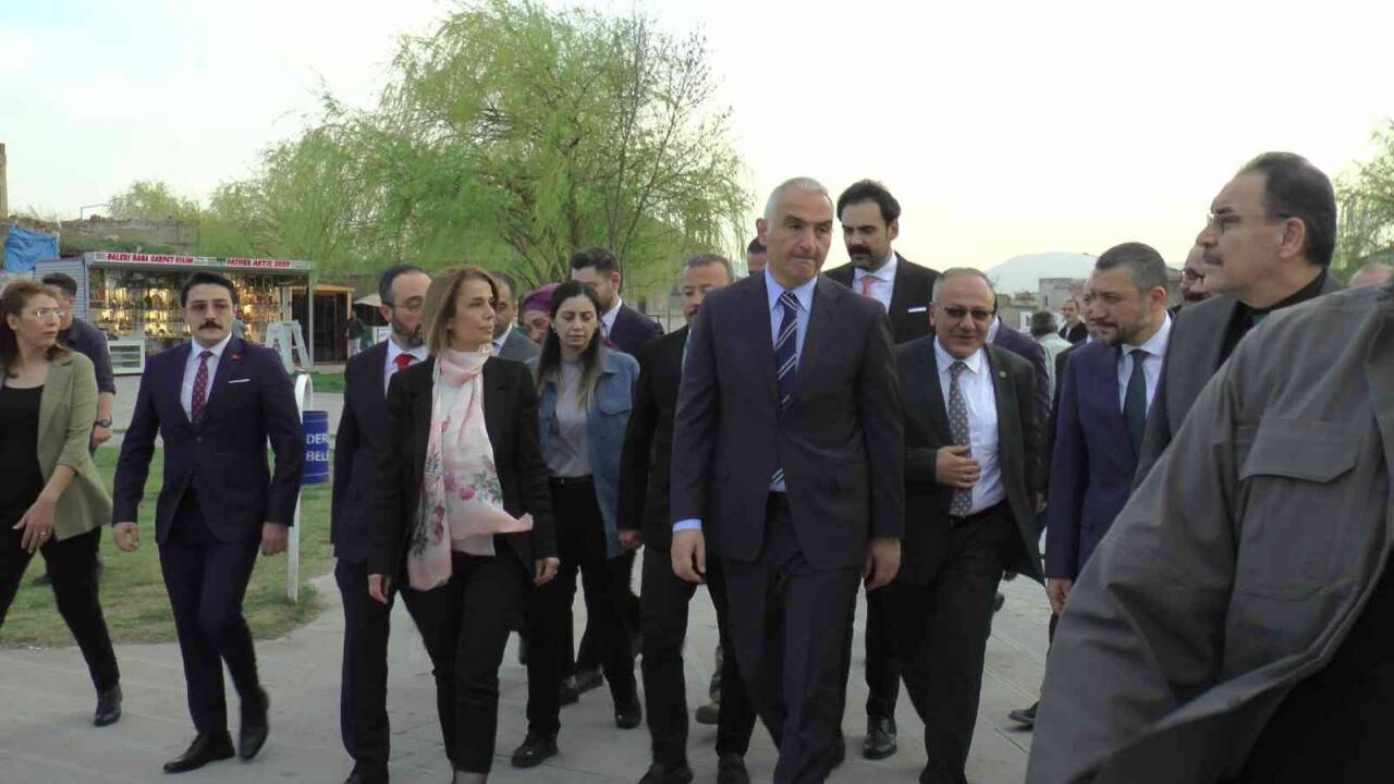 Kültür ve Turizm Bakanı Ersoy: Sezon başında açıkladığımız 42 milyon turist, 35 milyar dolar gelir hedefimize sadığız