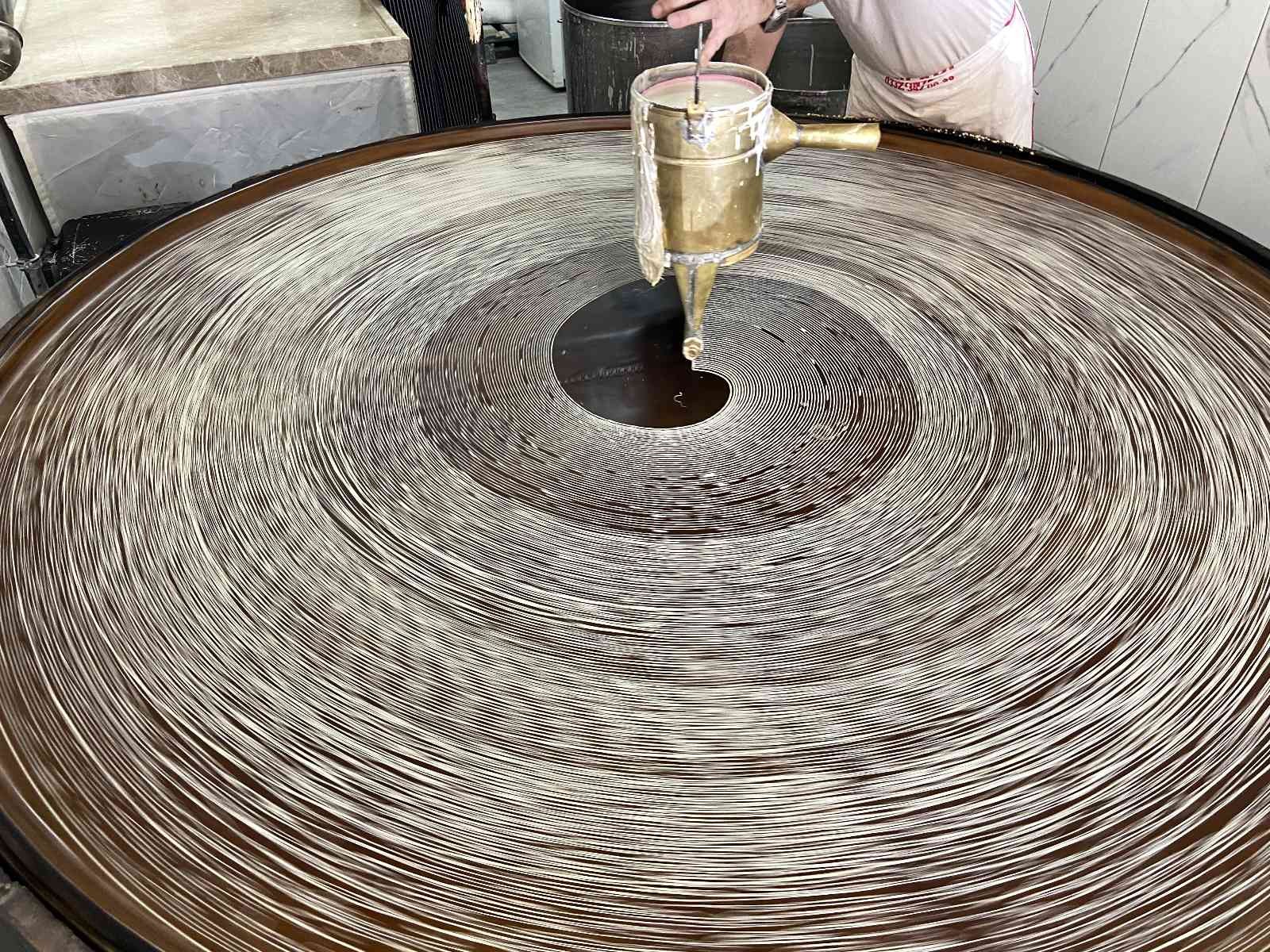 Konya'da geleneksel yöntemlerle üretilen tel kadayıf sofraları tatlandırıyor