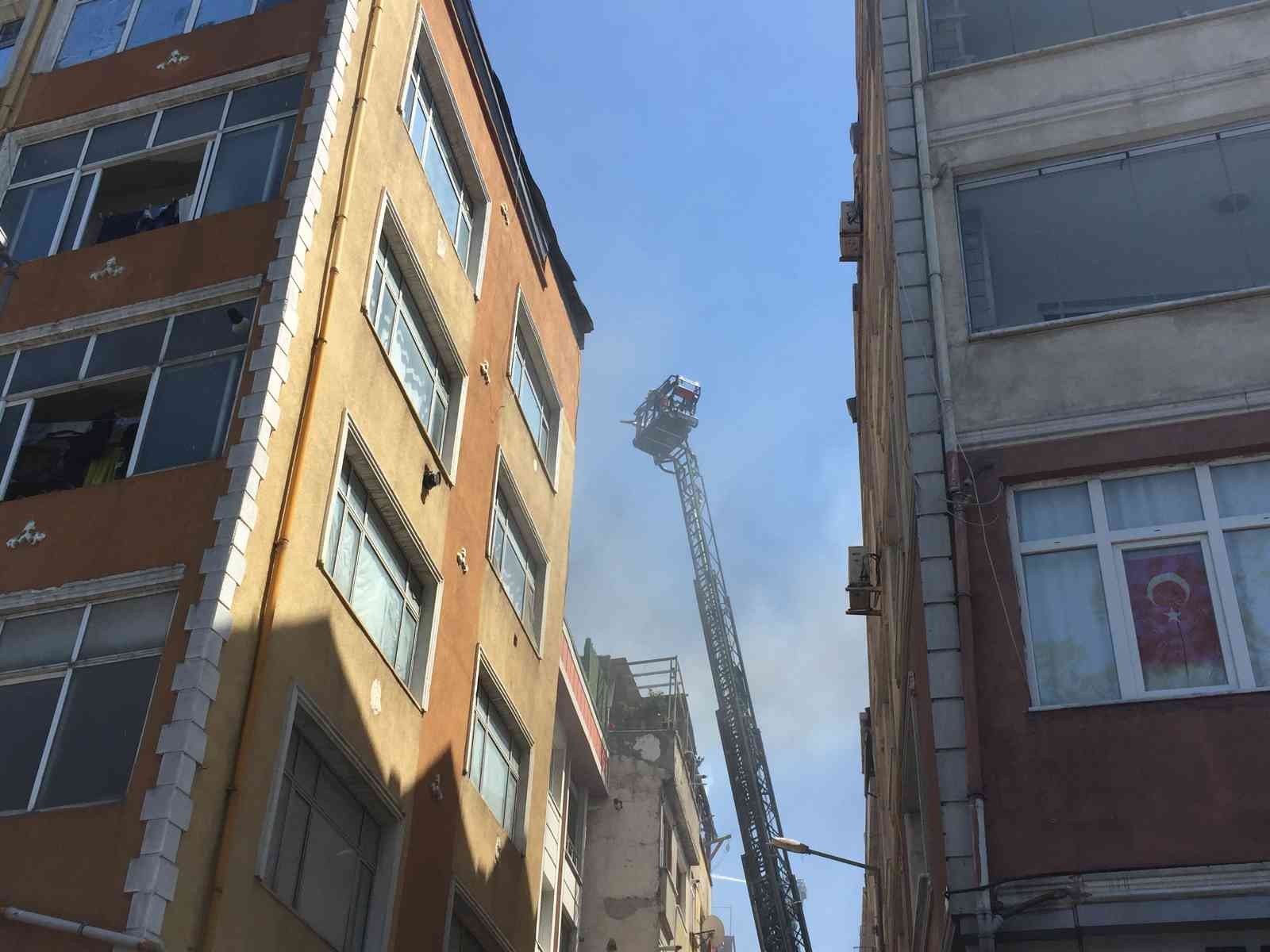 İstanbul'da bir binanın çatı katı yangında küle döndü