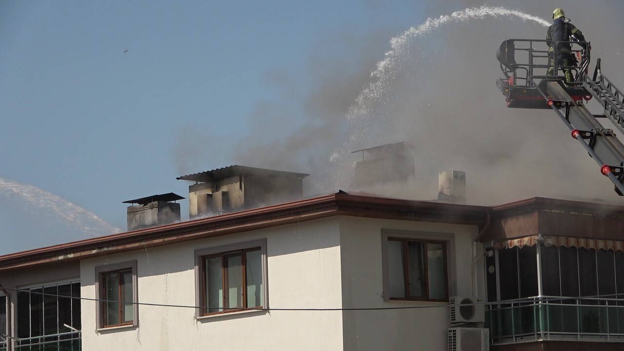 Tadilat yapalım derken apartmanın çatısını yaktılar