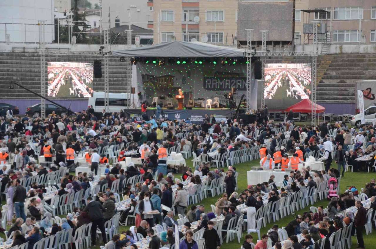 Ordu’da 10 bin kişi statta iftar yaptı