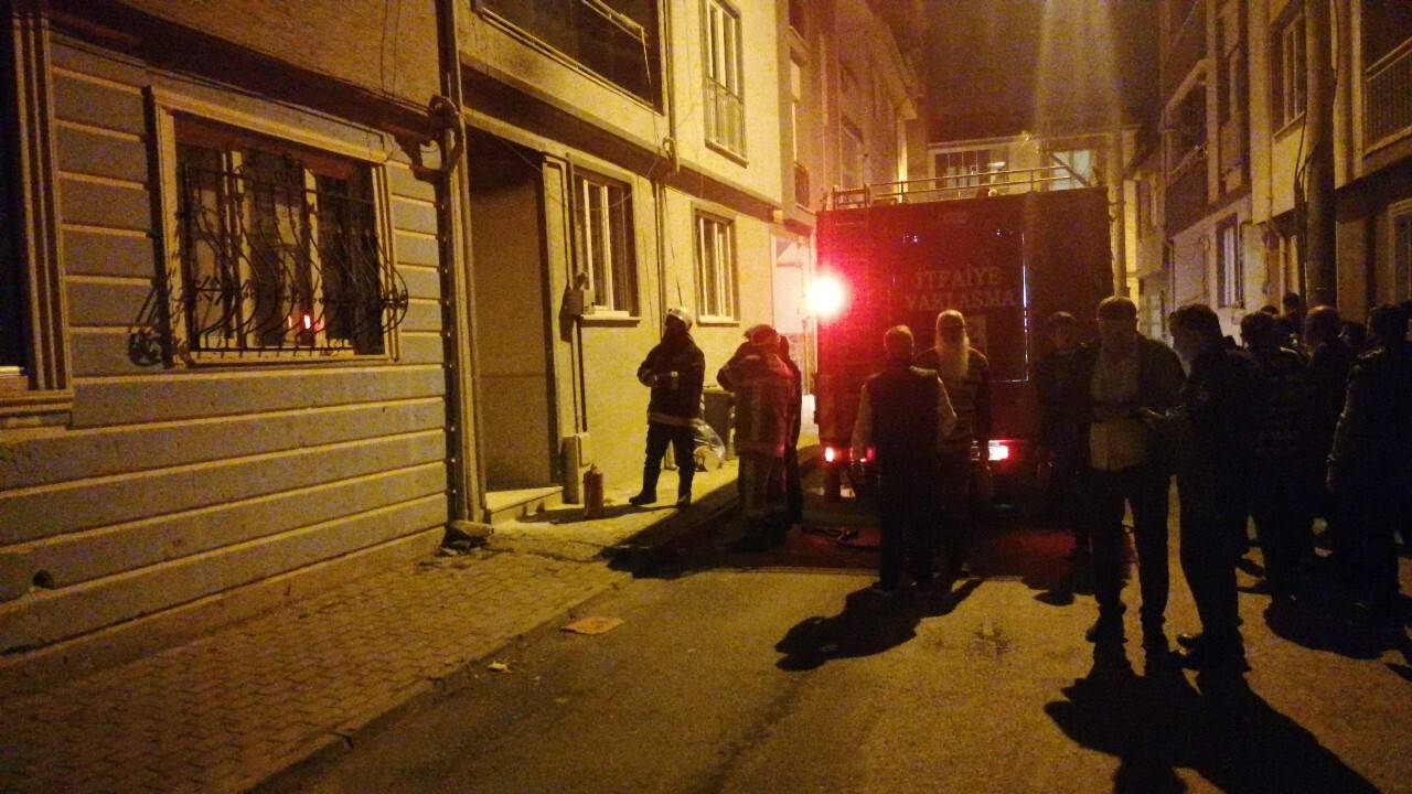 Apartman yangını mahalleliyi sokağa döktü