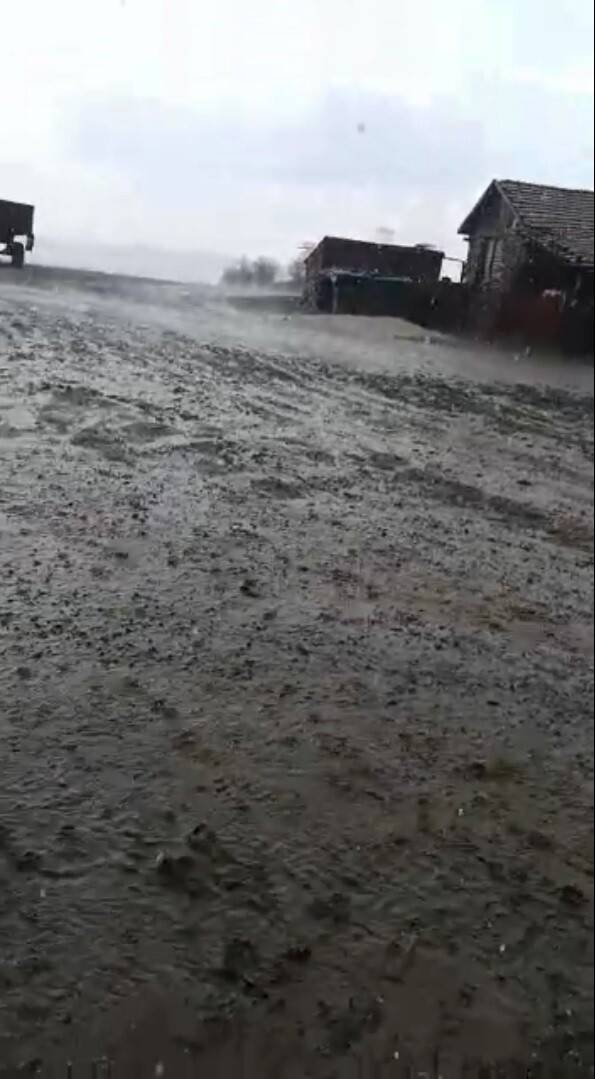 15 dakika yağan dolu ve yağmur sele neden oldu