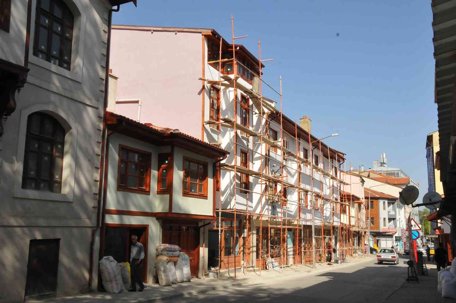 Akşehir İmaret Sokak’taki sokak sağlıklaştırma çalışmaları sürüyor
