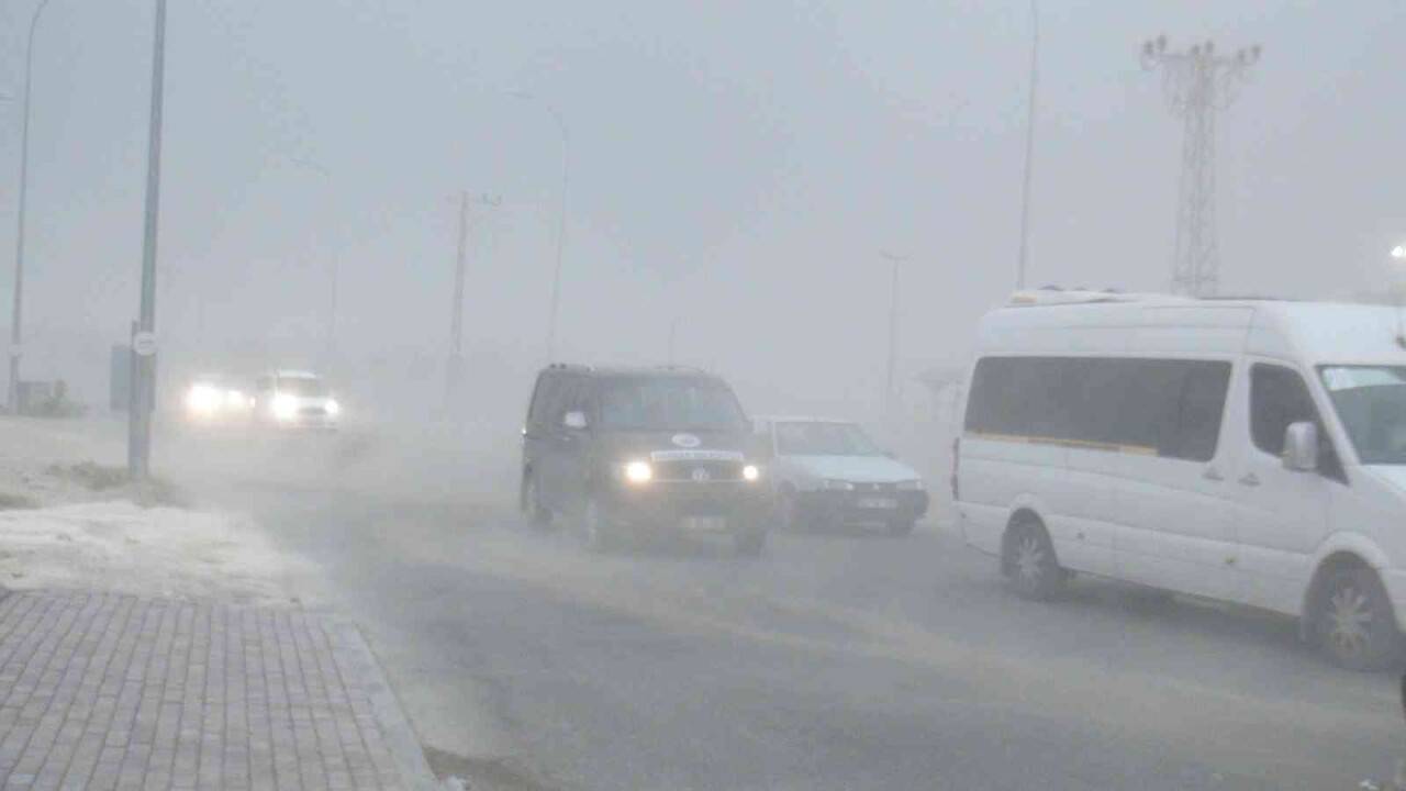 Şanlıurfa’da fırtına sürücülere zor anlar yaşattı