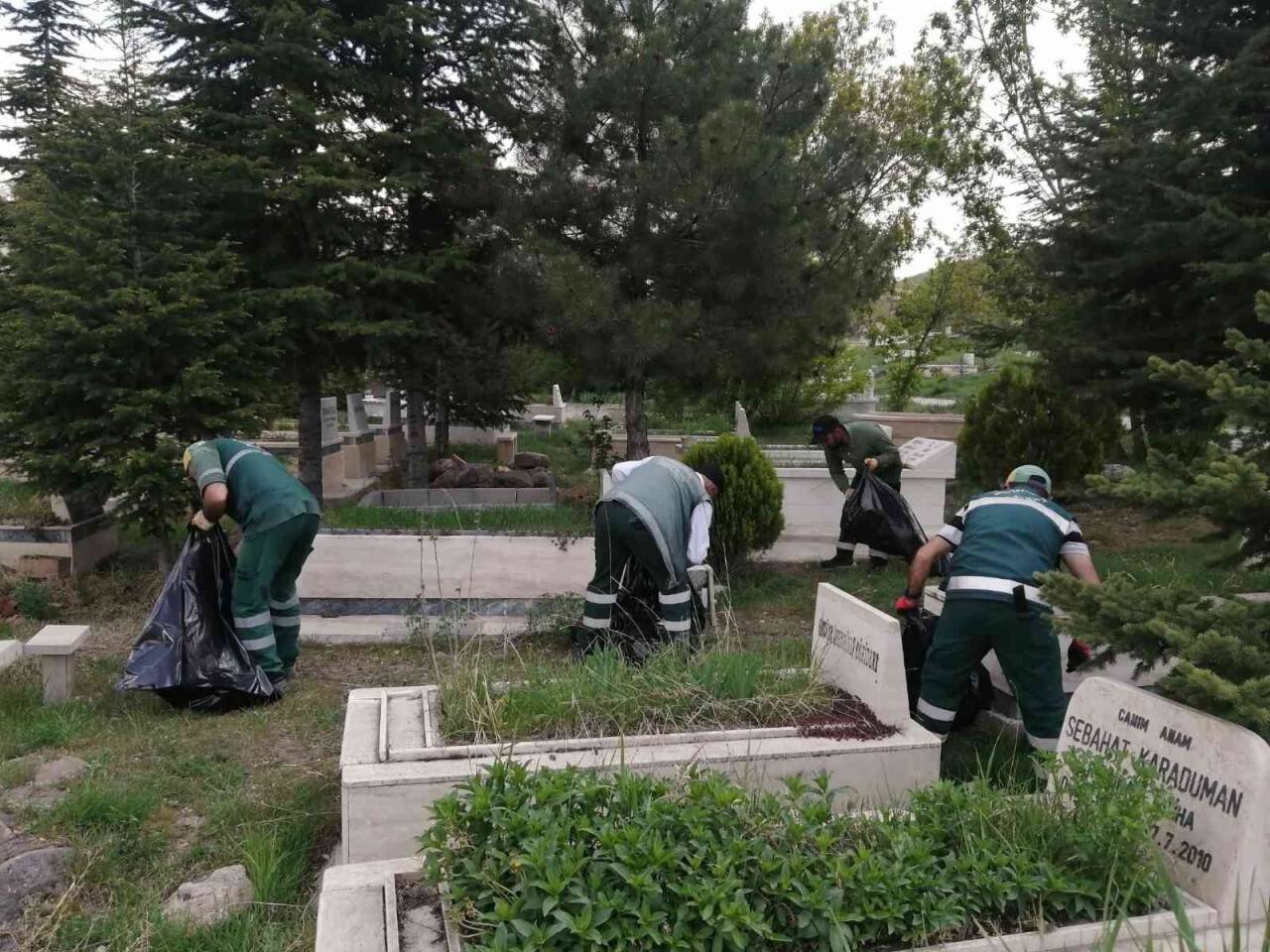 Bayram öncesi mezarlık temizliği