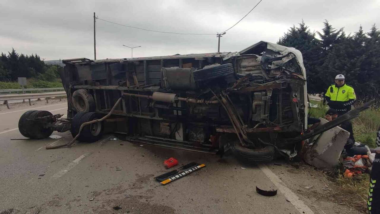 Bursa’da kontrolden çıkan kamyon yan yattı: 1 yaralı