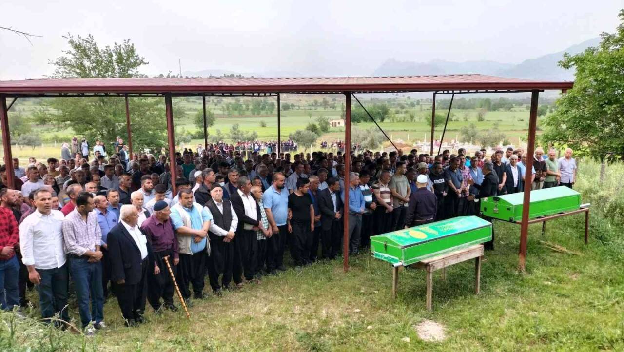 Öldürülen anne ve oğlu yan yana toprağa verildi