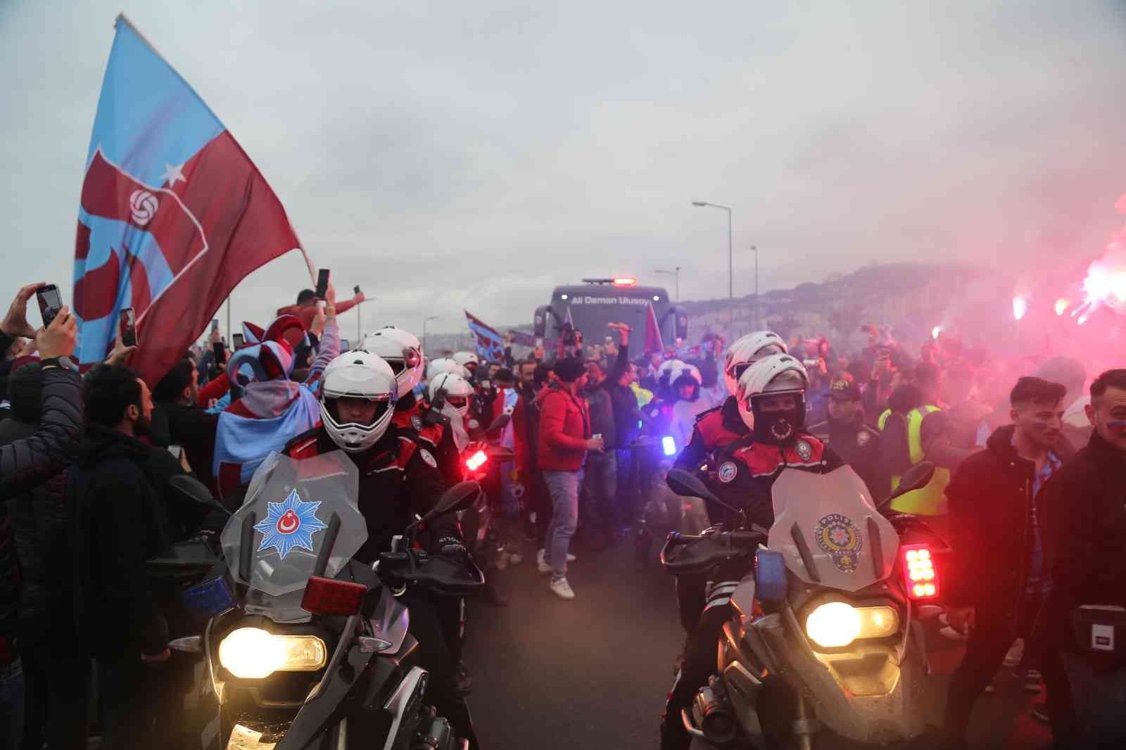 Trabzonspor kafilesi, yoğun sevgi gösterileri arasında stada ulaştı