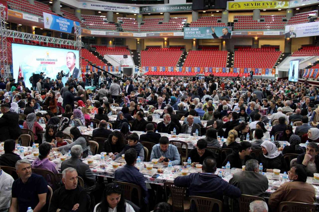 AK Partililer iftarda buluştu