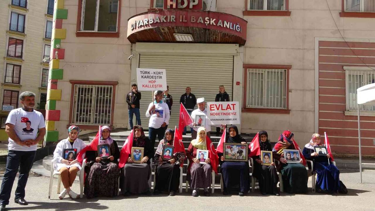 Evlat nöbetindeki aileler bir bayramı daha hüzünlü geçiriyor