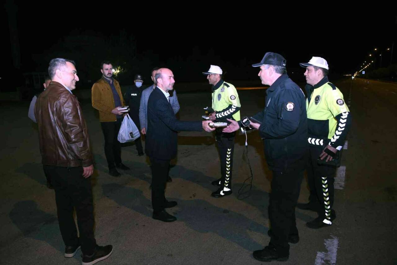 Başkan Pekyatırmacı bayram mesaisindeki personelle buluştu