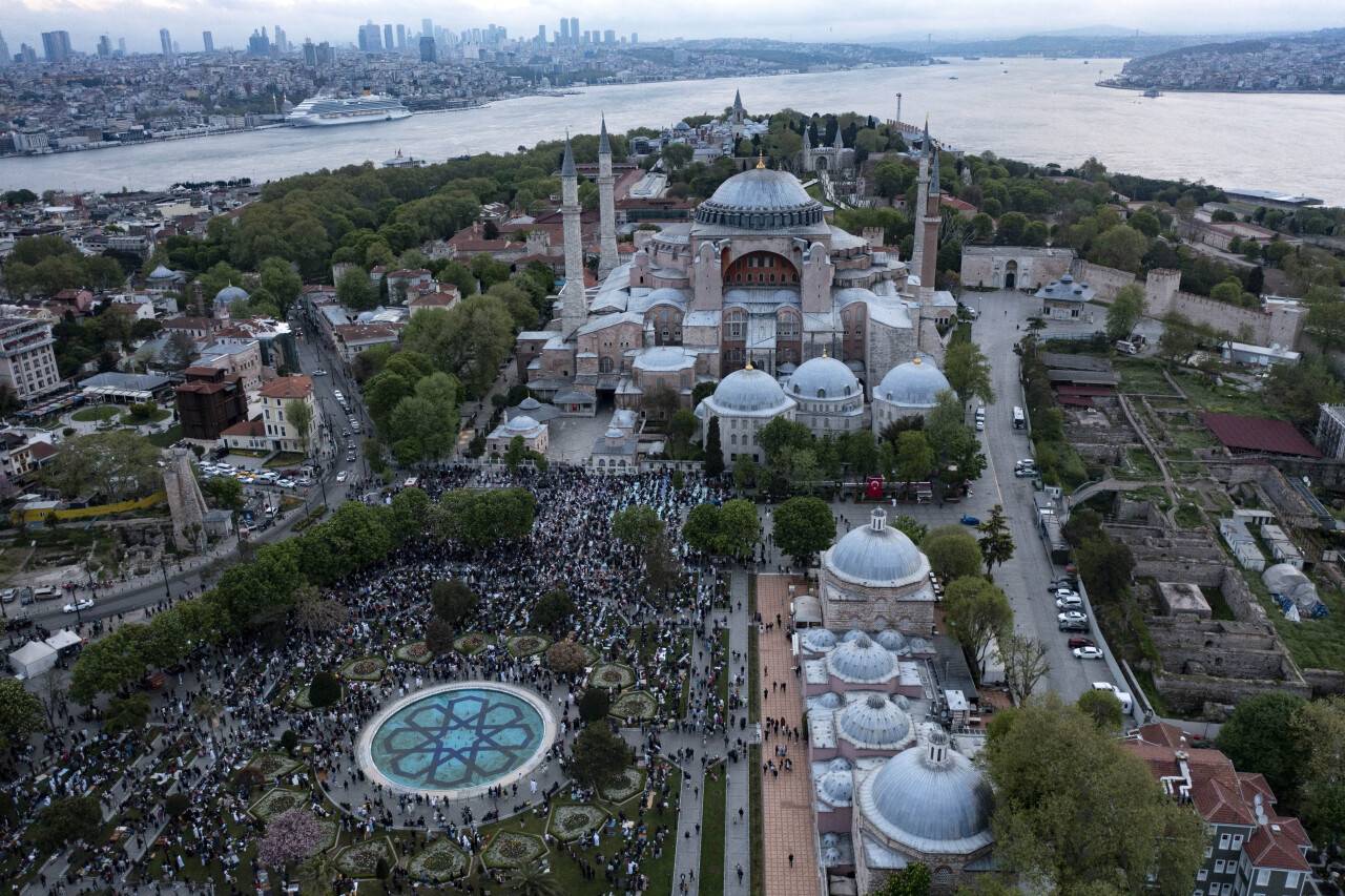 Ayasofya'yı bayramın ilk gününde 104 bin 325 kişi ziyaret etti