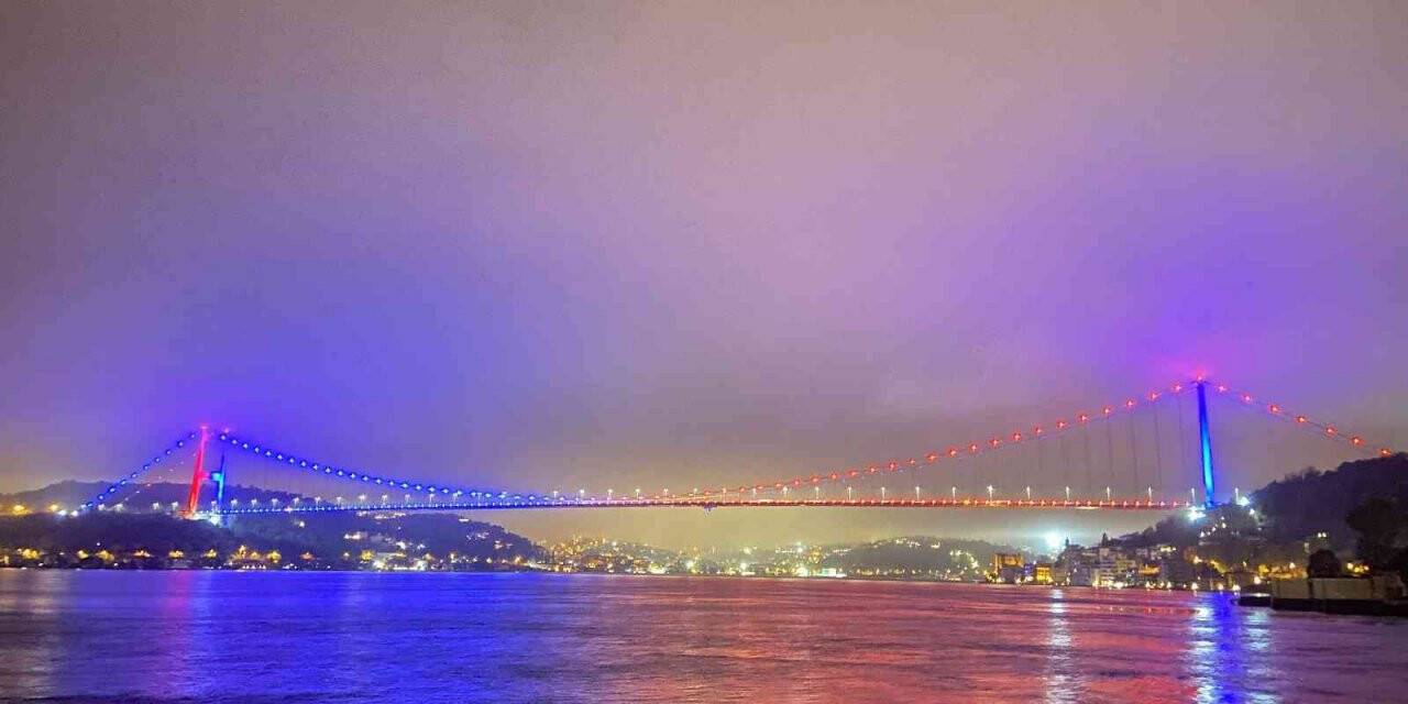 İstanbul’da köprüler Trabzonspor’un renkleriyle ışıklandırıldı