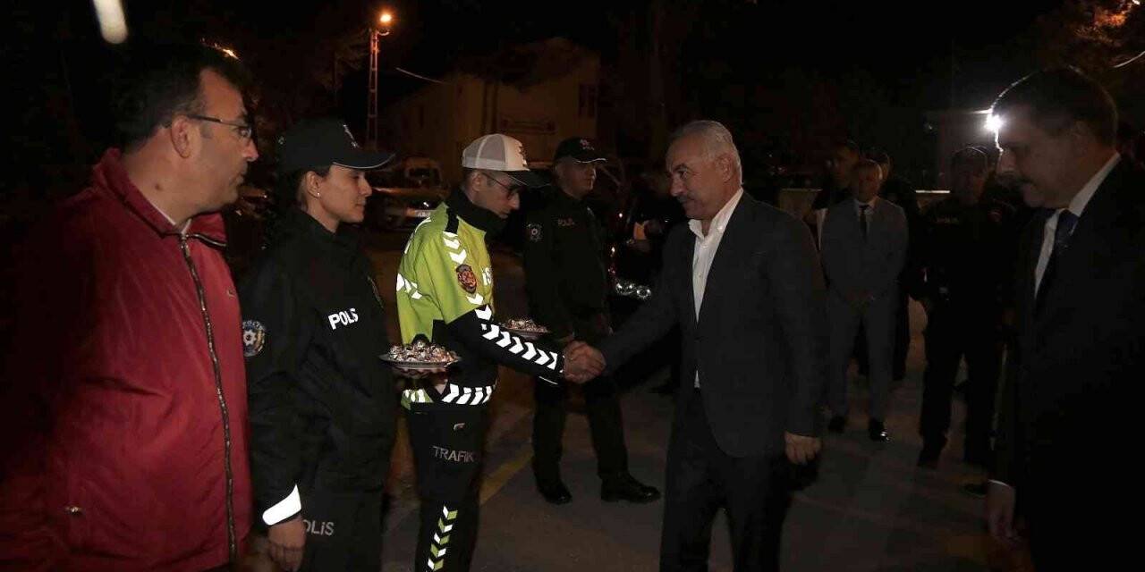 İçişleri Bakan Yardımcısı Mehmet Ersoy, “Bu bayramımızı kazalarının en az olduğu, can kaybının en az olduğu bir bayram olarak geçirmeyi ümit ediyoruz, arzu ediyoruz. Bunun için çalışıyoruz”