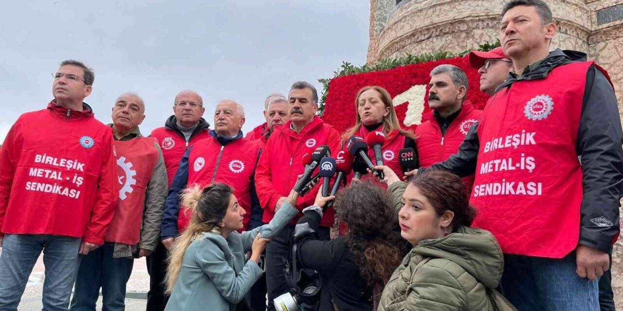Birleşik Metal-İş Sendikası ve DİSK üyeleri Taksim’deki Cumhuriyet Anıtı’na çelenk bıraktı