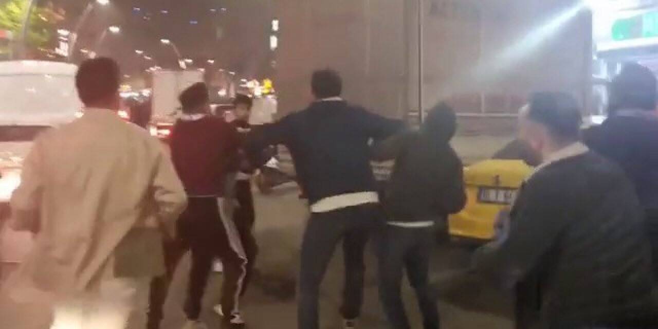 Zeytinburnu’nda şampiyonluk kutlamalarında tekmeli yumruklu kavga kamerada