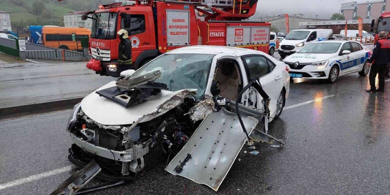Ağaca çarparak hurdaya dönen otomobilden yaralı çıktılar