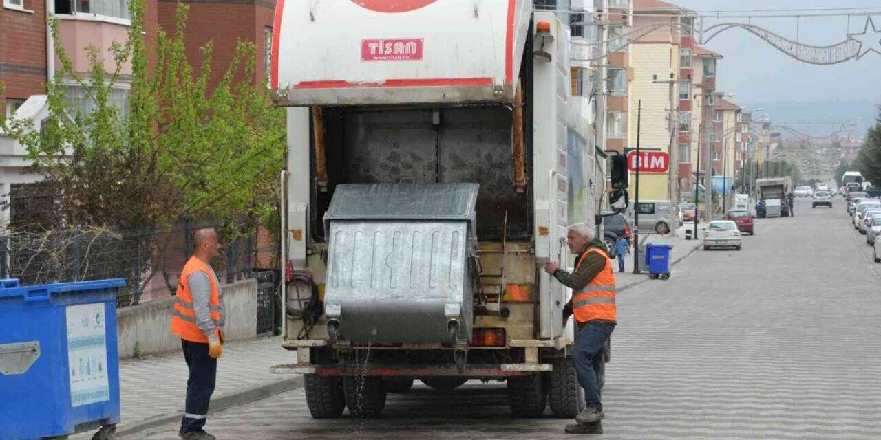 Çöp konteynerleri yıkanarak bayrama hazırlanıyor